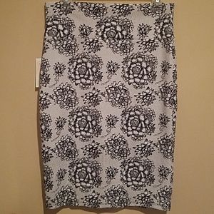 UNICORN!! BNWT LuLaRoe Floral Cassie Blanc Noir